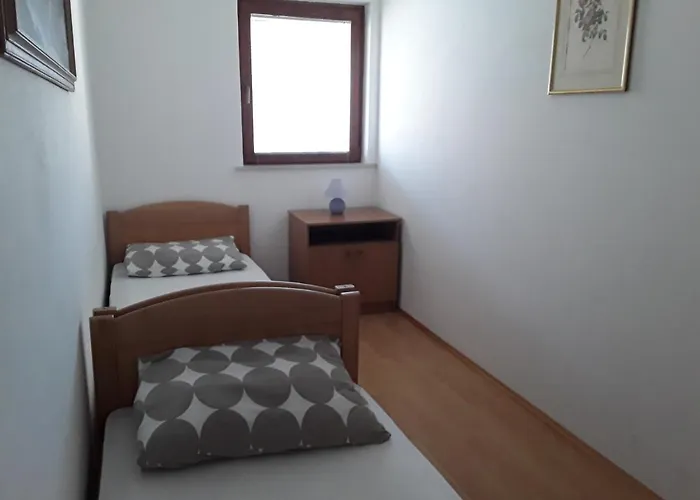 아파트 M. Ilesh *